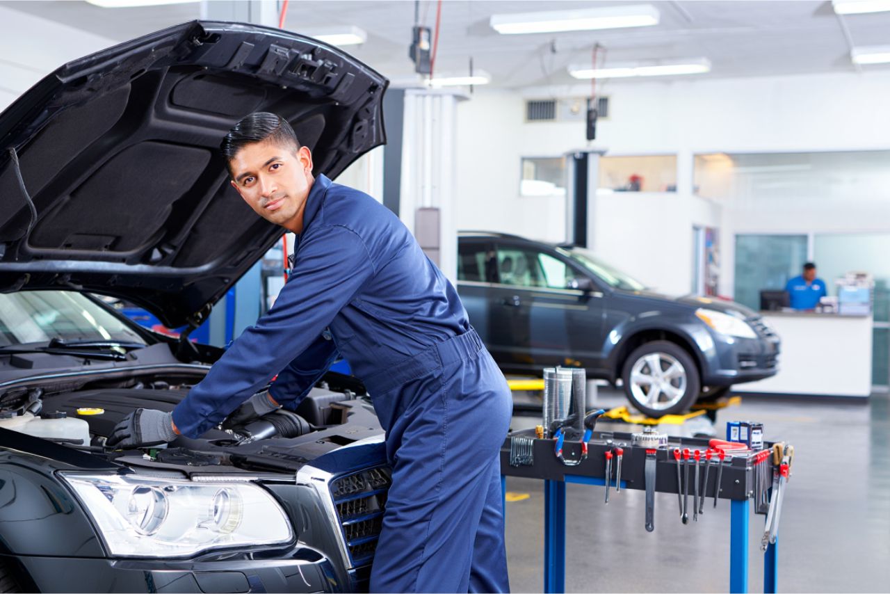 Servicio de atención a particulares en taller automotriz Multicar Audaz, especializado en mantenimiento y reparación de vehículos en Ate y Comas, Lima.