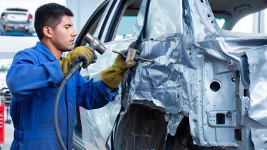 Planchado de componentes exteriores en taller Multicar Audaz con restauración de carrocería
