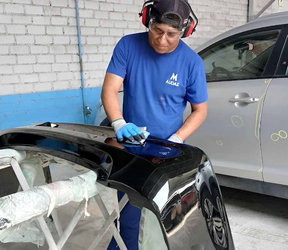 Planchado y pintura de carrocería automotriz en Ate y Comas con resultados garantizados