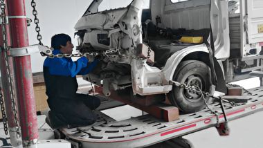Mesa de traccionamiento enderezando estructura de vehículo en Multicar Audaz